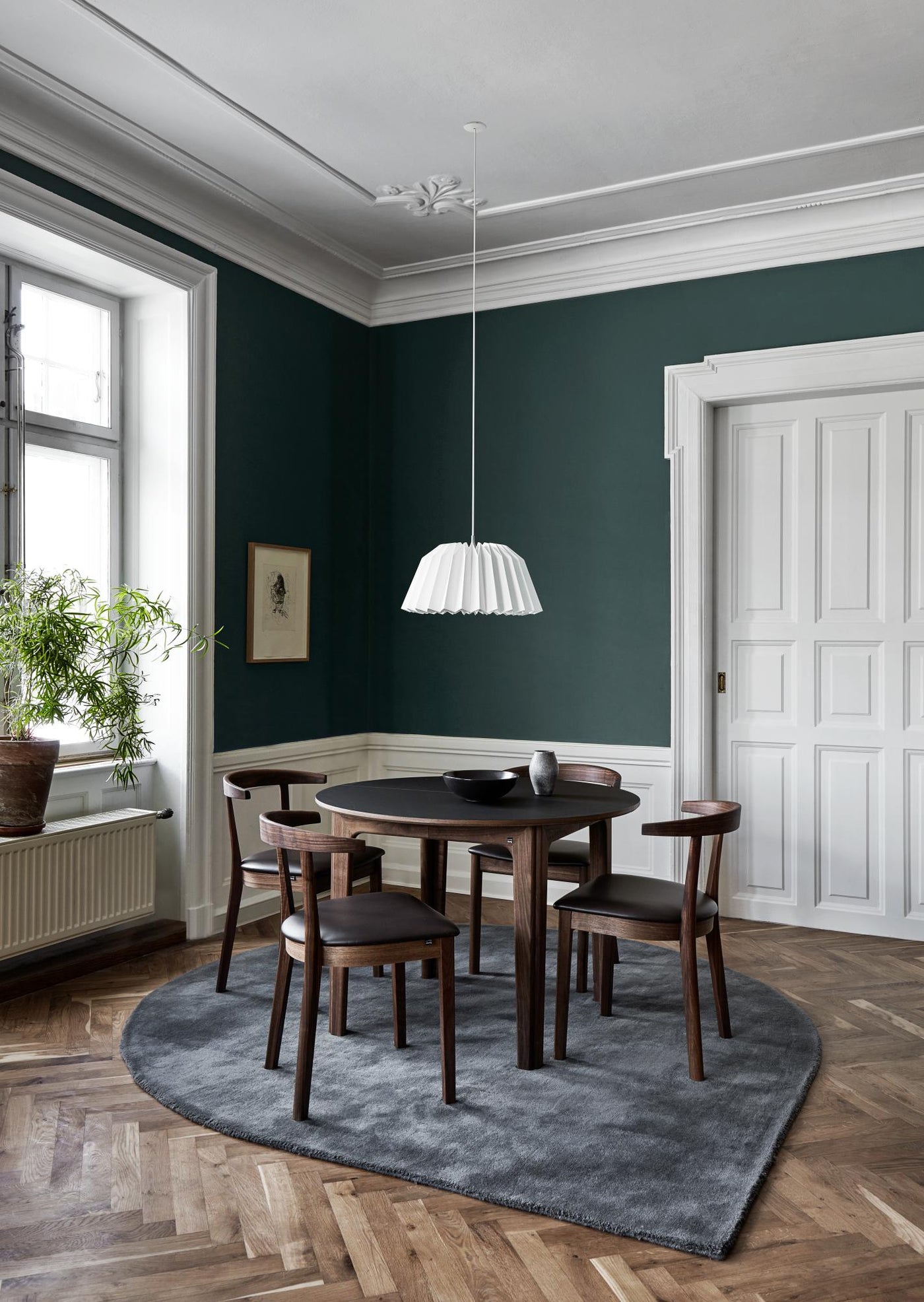 SM 111 Round Dining Table