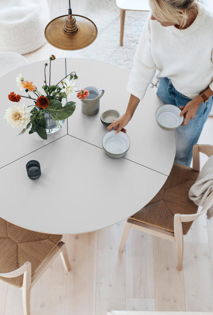 SM 33 Round Dining Table
