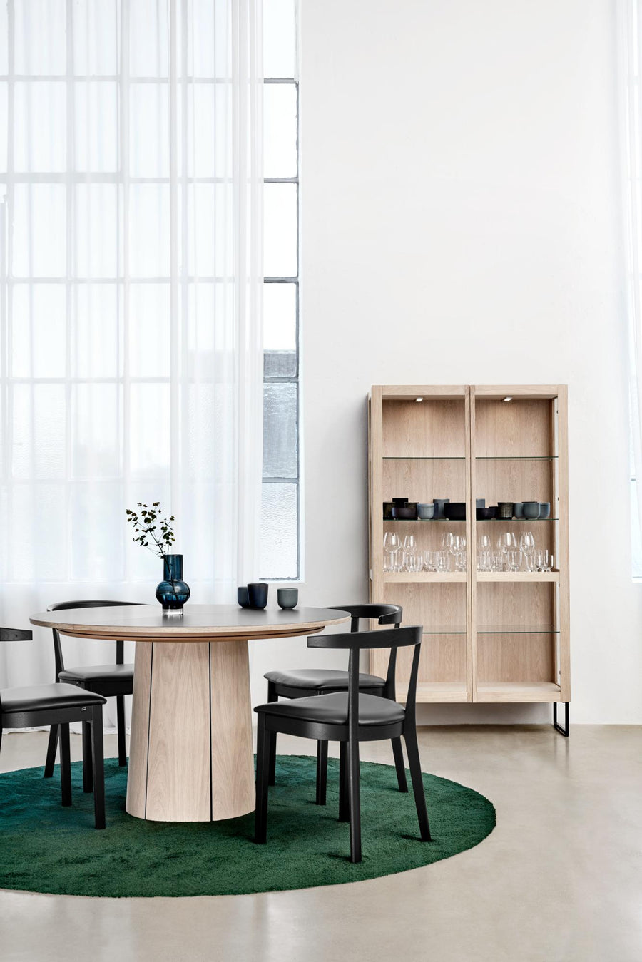 SM 33 Round Dining Table