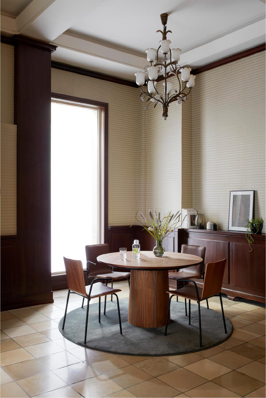 SM 33 Round Dining Table