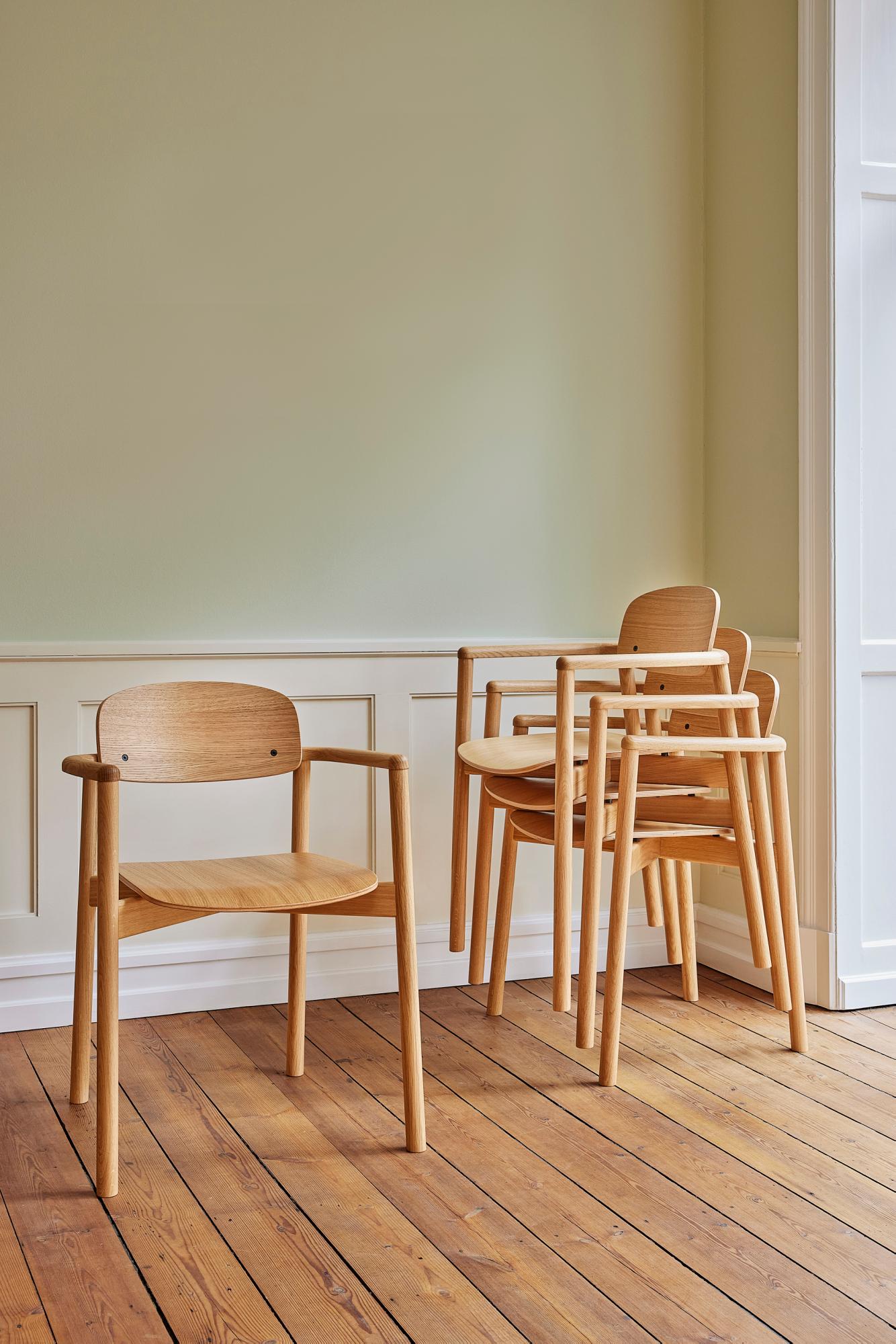 SM 842 Stackable Chair
