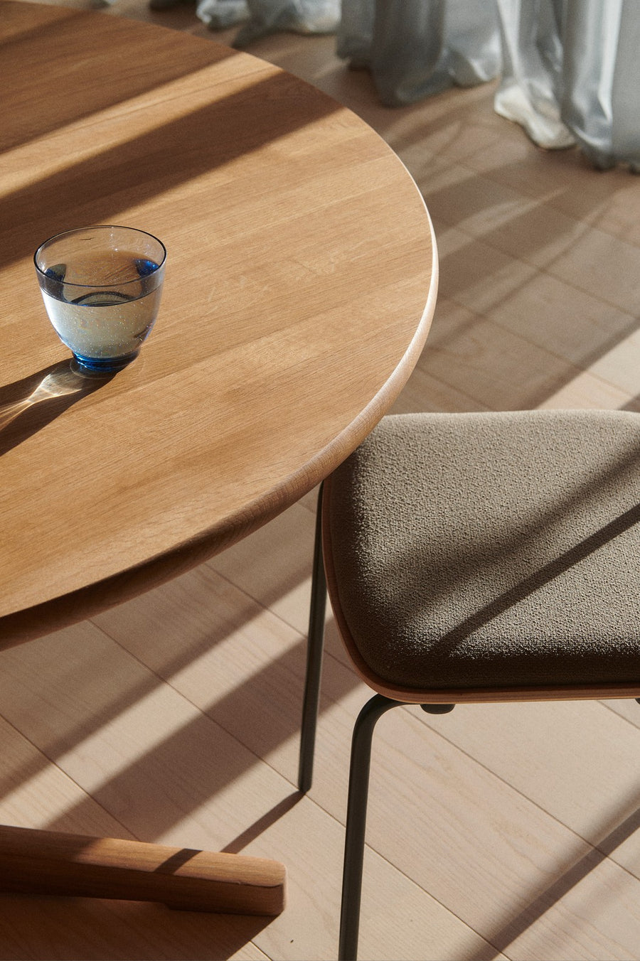 C69 Ry Oak Dining Table