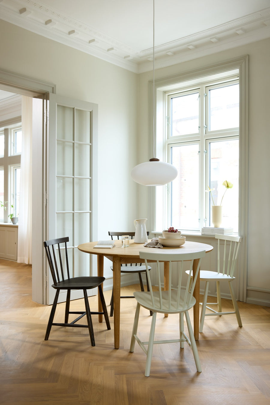 C62 Oak Round Dining Table
