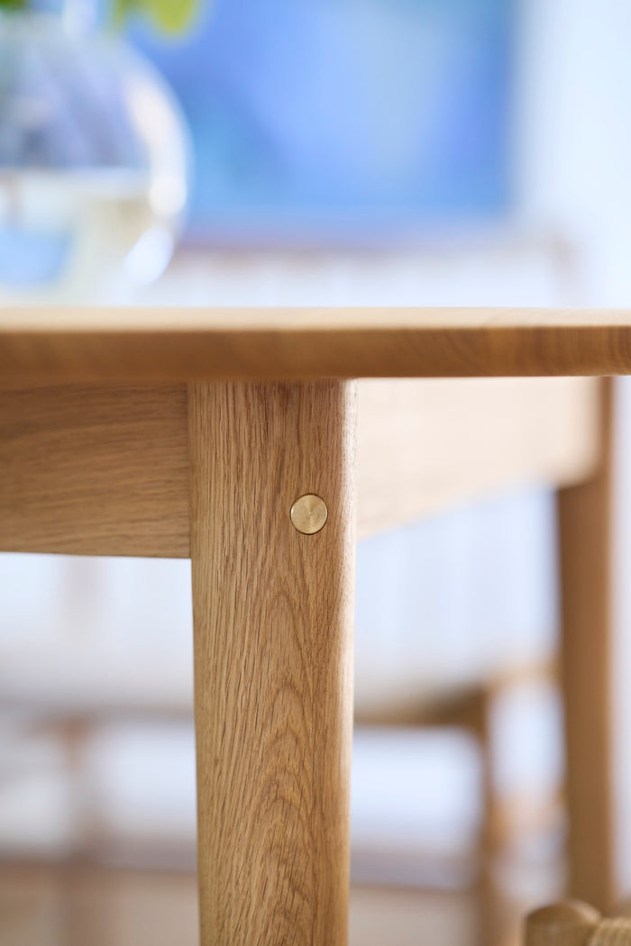 C62 Oak Round Dining Table