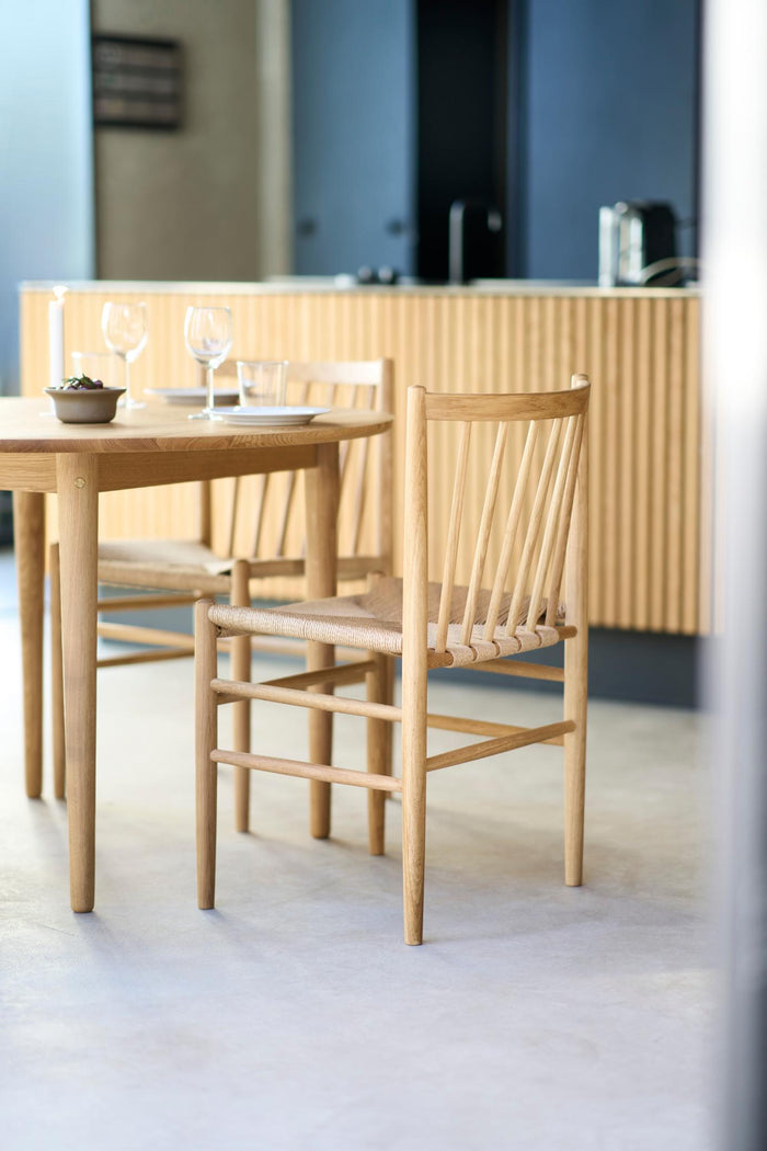 C62 Oak Round Dining Table