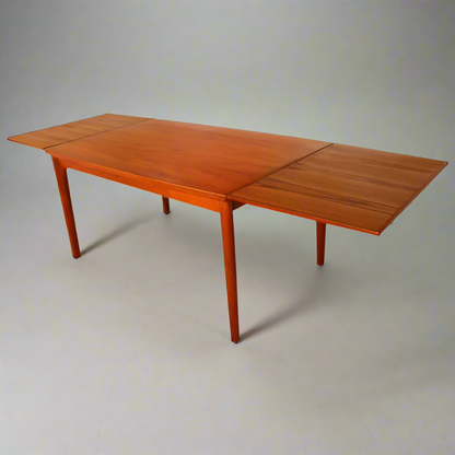 Nyborg Dining Table