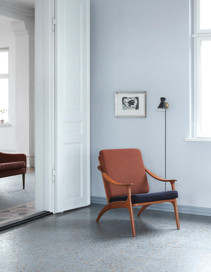 Lean Back Lounge Chair